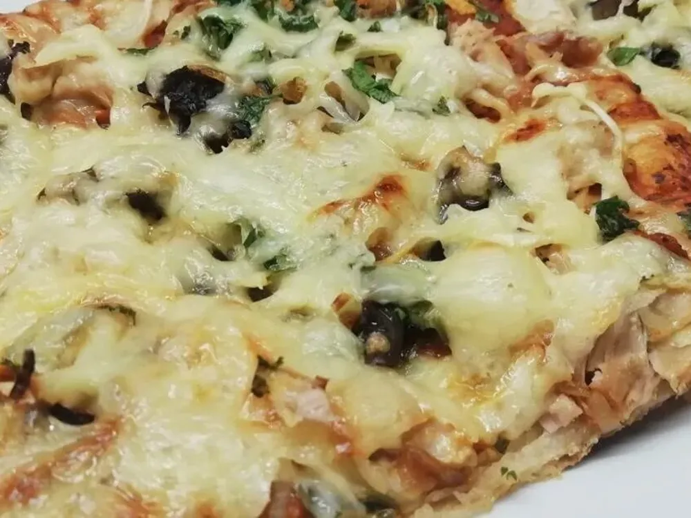 Пицца с курицей и грибами